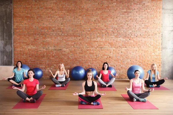 Alegre delgada niñas están haciendo yoga — Foto de Stock