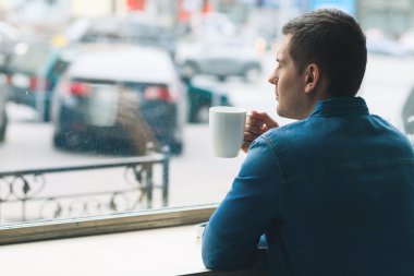 Rüya adam sıcak içecek ile rahatlatıcı