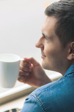 Neşeli genç adam sabah tadını çıkarıyor