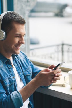 Neşeli genç adam melodi ile rahatlatıcı