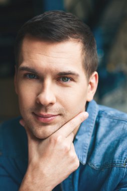 Çekici akıllı adam bir şey düşünüyor