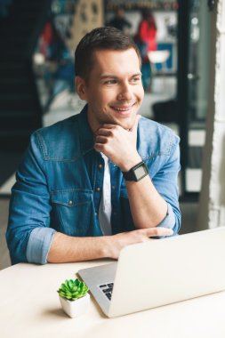 Çekici adam bir dizüstü bilgisayar üzerinde çalışıyor