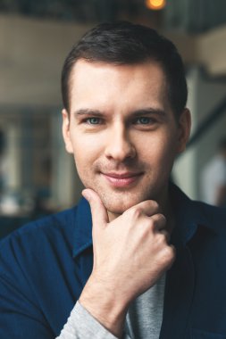 Çekici adam hakkında bir şey düşünüyor