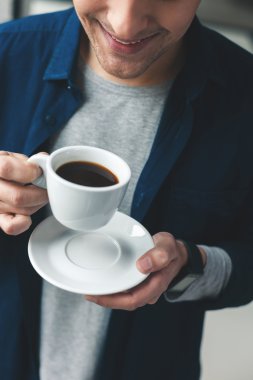 Yakışıklı adam sıcak içecek içiyor