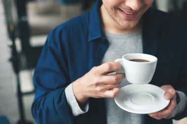 Neşeli akıllı adam içki ile rahatlatıcı