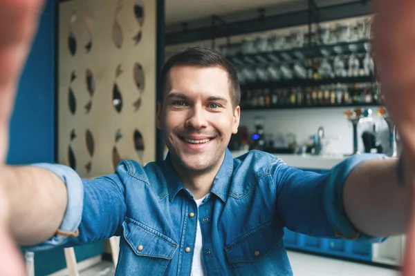 Yakışıklı adam kafede fotoğraf çekiyor