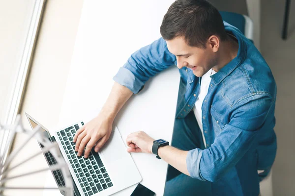 Çekici adam modern gadget'lar kullanıyor