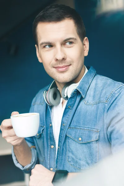 L'uomo allegro si sta godendo la bevanda calda — Foto Stock