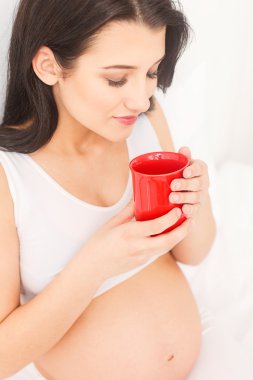 Güzel hamile anne içecek ile rahatlatıcı