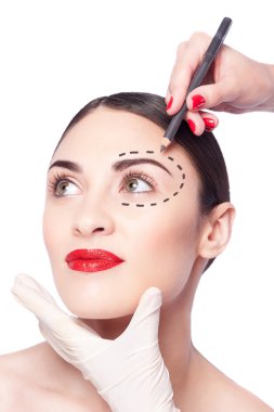 Neşeli genç kadın bir visagiste katılıyor