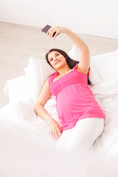 Neşeli hamile kadın kendini telefonla çekim — Stok fotoğraf