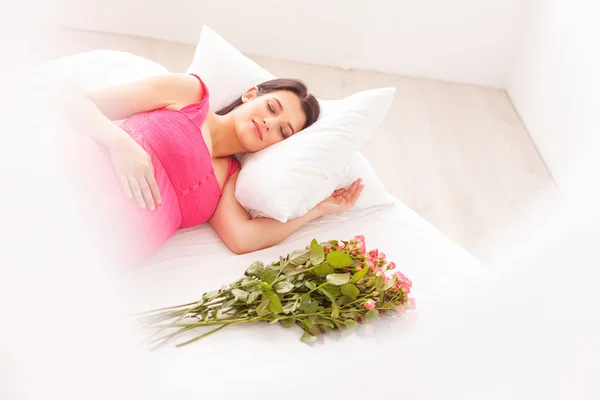 Mooie zwangere dame is slapen in slaapkamer — Stockfoto