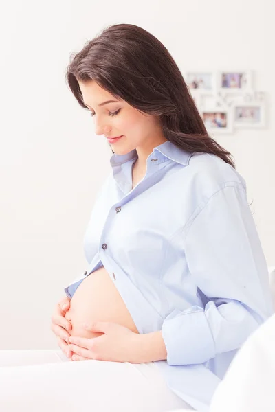 Mulher grávida alegre está esperando pelo bebê — Fotografia de Stock