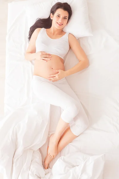Güzel hamile kadın evde rahatlatıcı — Stok fotoğraf