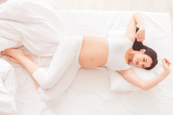 Fröhliche werdende Mutter schwelgt zu Hause — Stockfoto