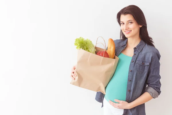 Linda madre embarazada va de compras — Foto de Stock