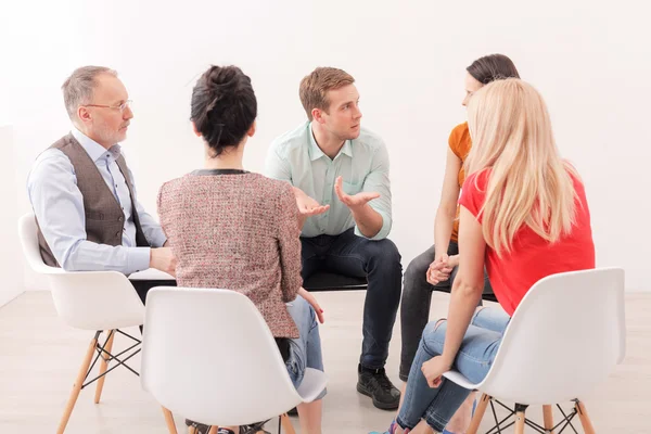 Ragazzo frustrato sta consultando sulla sessione di terapia — Foto Stock