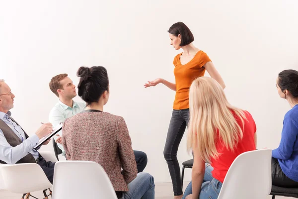 Young people are discussing problems in group — Stock Photo, Image