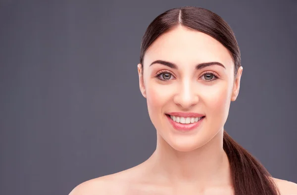 Aantrekkelijk brunette meisje is de verzorging van de huid — Stockfoto