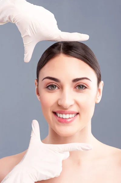 Mooie gezonde meid verzorging van haar huid — Stockfoto