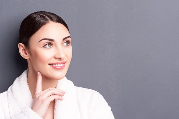 Mooi jong meisje is ontspannend in badkamer kleding — Stockfoto