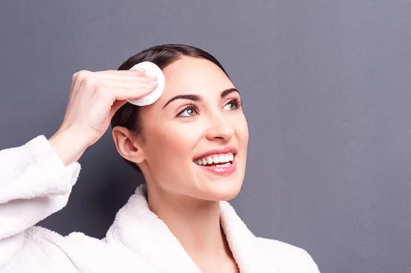 Beautiful healthy girl is relaxing at spa — Stock Photo, Image