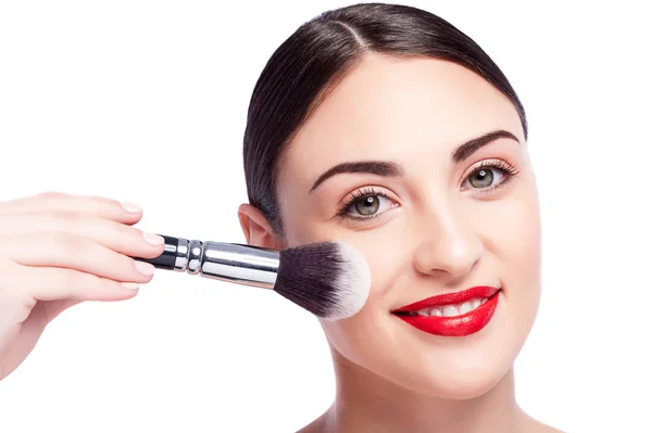 Aantrekkelijk meisje maakt gebruik van make-up Brush — Stockfoto