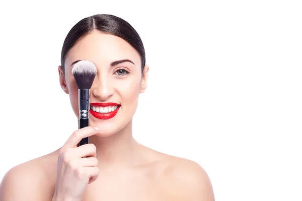 Aantrekkelijke jonge vrouw maken plezier met cosmetica — Stockfoto