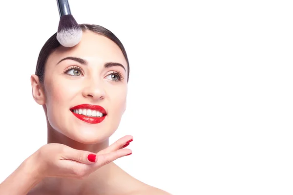 Bella giovane donna che applica cosmetici sul viso — Foto Stock