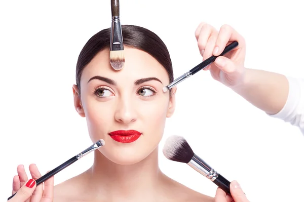Mulher muito saudável recebendo maquiagem por cosmetologistas — Fotografia de Stock