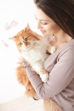 Güzel bayan hakkında onu evde beslenen hayvan bakmakta olduğunu