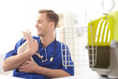 Yetenekli genç veteriner kliniğinde çalışıyor