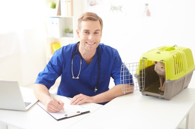 Çekici Genç veteriner bazı notlar yapıyor