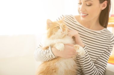 Çekici genç kadın hayvan ile dalga