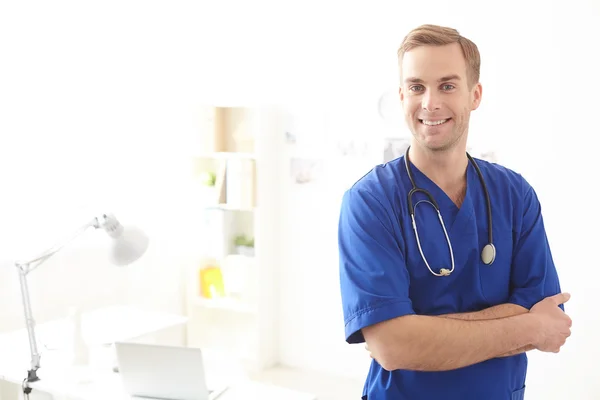 Attraktiver männlicher Arzt arbeitet in Klinik — Stockfoto