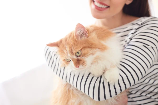 Chica alegre está descansando con su mascota —  Fotos de Stock