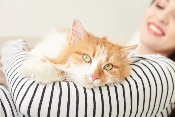 Veselá mladá žena je relaxační s pet — Stock fotografie