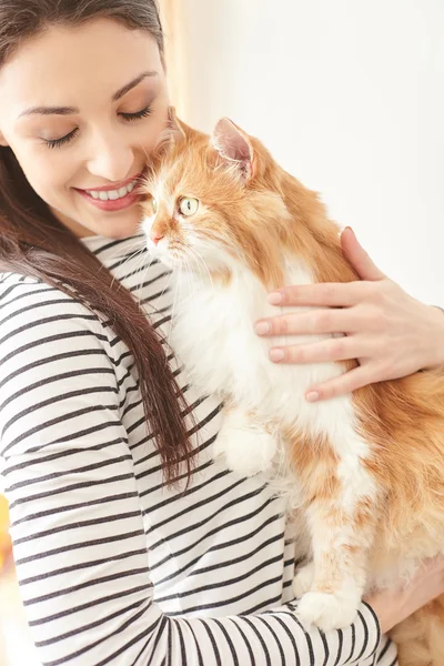 Veselá dívka je objal její krásné pet — Stock fotografie