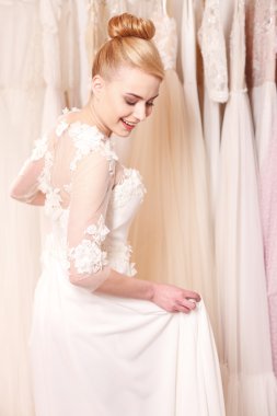 Neşeli gelecek gelin gelinlik giyiyor