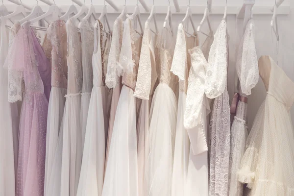 Maravillosos vestidos de novia en una tienda — Foto de Stock