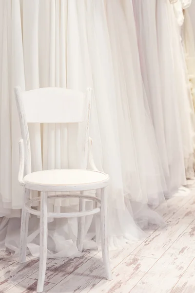 Maravilhosa variedade de vestidos de noiva na loja — Fotografia de Stock