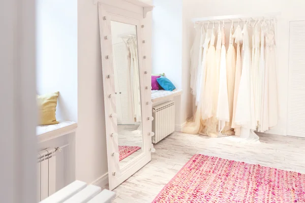 Ruime keuze aan kleding voor bruid in winkel — Stockfoto