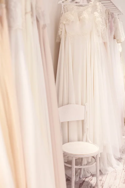 Belos vestidos brancos para futura noiva — Fotografia de Stock