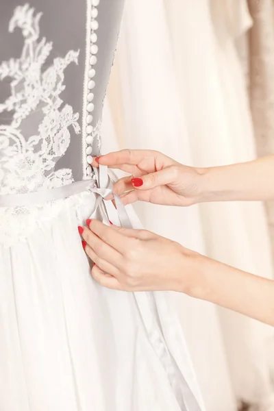 Hábil costureira feminina está ajustando roupas de noiva — Fotografia de Stock
