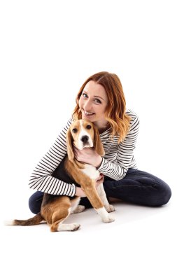 Güzel kız bir köpek yavrusu ile oynuyor