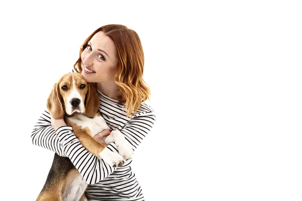 Atractiva joven mujer está abrazando a su cachorro — Foto de Stock