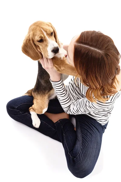 Linda chica se divierte con el cachorro — Foto de Stock