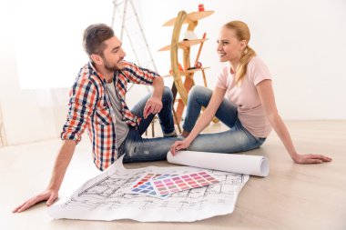 mutlu bir çift yeni evlerinin planlama