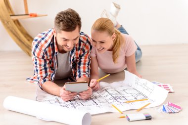 Tablet vasıl arayan Çift