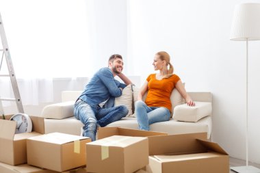 iki yeni ev kanepe üzerinde rahatlatıcı gülümseyen